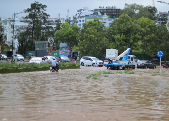 Từ giữa trưa 23-6, khu vực TP Đ&agrave; Lạt xuất hiện mưa gi&ocirc;ng rất lớn. Sau gần 1 giờ, nhiều tuyến đường trung t&acirc;m TP như Trần Quốc Toản, B&ugrave;i Thị Xu&acirc;n, Phan Đ&igrave;nh Ph&ugrave;ng bị ngập. Một số khu vực cũng xuất hiện t&igrave;nh trạng mưa đ&aacute;.