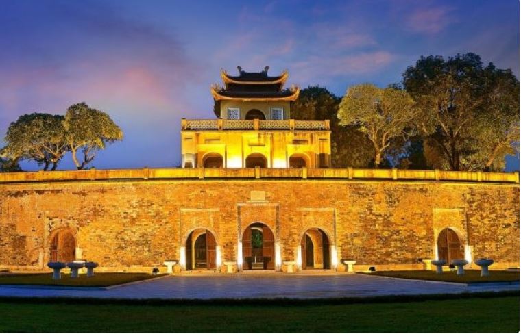 Đông Kinh hay kinh đô nằm ở phía Đông là tên của Thăng Long vào thời Hậu Lê. Cách gọi này dùng để phân biệt với Tây Kinh (Lam Kinh).