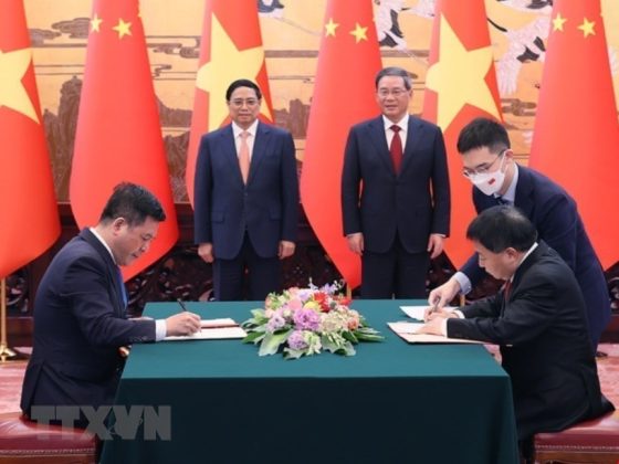 Thủ tướng Phạm Minh Ch&iacute;nh v&agrave; Thủ tướng Trung Quốc L&yacute; Cường chứng kiến Lễ k&yacute; Bản ghi nhớ giữa Bộ C&ocirc;ng Thương Việt Nam v&agrave; Tổng Cục Quản l&yacute; Gi&aacute;m s&aacute;t Thị trường Trung Quốc.