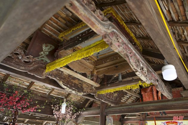 Tại đ&acirc;y lưu giữ nhiều hiện vật li&ecirc;n quan đến Th&aacute;m hoa Nguyễn Huy O&aacute;nh v&agrave; Nguyễn Huy Tự, c&oacute; tuổi đời h&agrave;ng trăm năm như: kiệu vua ban khi Th&aacute;m hoa Nguyễn Huy O&aacute;nh vinh quy b&aacute;i tổ.