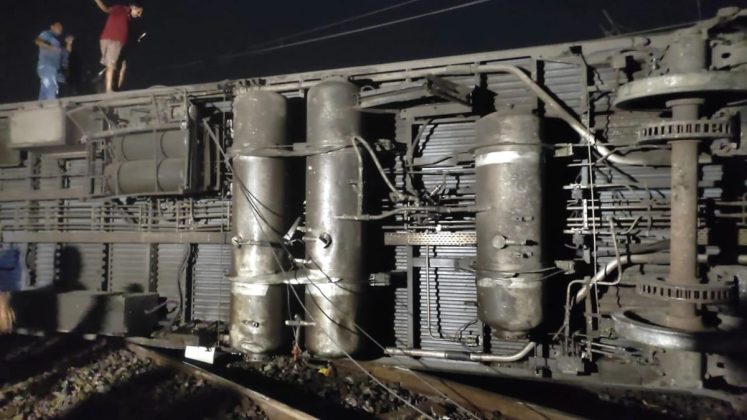 10 min 2 747x420 - Hiện trường vụ tai nạn đường sắt thảm khốc ở Ấn Độ