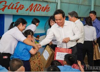 Phó Thủ tướng Trần Lưu Quang thăm Trung tâm Phục hồi chức năng giáo dục trẻ em khuyết tật tỉnh Khánh Hoà