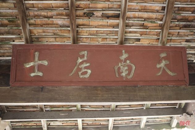 Đ&acirc;y cũng từng l&agrave; nơi lưu giữ Mộc bản Trường học Ph&uacute;c Giang, Ho&agrave;ng Hoa sứ tr&igrave;nh đồ đ&atilde; được UNESCO c&ocirc;ng nhận l&agrave; di sản k&yacute; ức thế giới ch&acirc;u &Aacute; - Th&aacute;i B&igrave;nh Dương. Trong ảnh: Bức ho&agrave;nh phi ghi d&ograve;ng chữ H&aacute;n &ldquo;Thi&ecirc;n Nam cư sỹ&rdquo; t&ecirc;n hiệu của Nguyễn Huy O&aacute;nh...