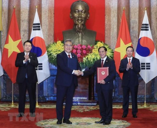 11 min 17 514x420 - Chủ tịch nước Võ Văn Thưởng và Tổng thống Hàn Quốc chứng kiến lễ trao đổi các văn kiện hợp tác