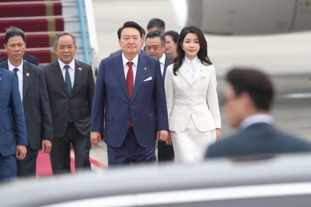 Tổng thống H&agrave;n Quốc Yoon Suk-yeol v&agrave; Phu nh&acirc;n Yoon Suk-yeol xuống s&acirc;n bay Nội B&agrave;i trưa 22/6. (Ảnh: Như &Yacute;)