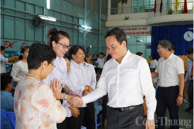 11 min 2 633x420 - Phó Thủ tướng Trần Lưu Quang thăm Trung tâm Phục hồi chức năng giáo dục trẻ em khuyết tật tỉnh Khánh Hòa
