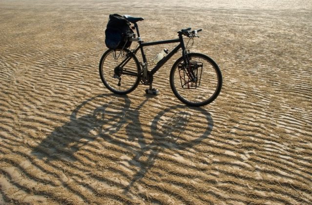 Kỷ lục thế giới về việc băng qua sa mạc Sahara bằng xe đạp được x&aacute;c lập v&agrave;o năm 2011 bởi một người Anh với th&agrave;nh t&iacute;ch 13 ng&agrave;y 5 giờ.
