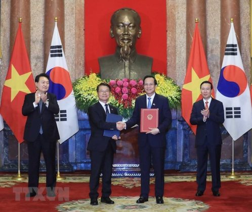 12 min 16 498x420 - Chủ tịch nước Võ Văn Thưởng và Tổng thống Hàn Quốc chứng kiến lễ trao đổi các văn kiện hợp tác