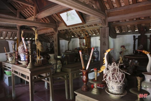 &Ocirc;ng nổi tiếng l&agrave; người &ldquo;tr&ecirc;n th&ocirc;ng thi&ecirc;n văn, dưới tường địa l&yacute;&rdquo; v&agrave; giỏi về nghề thuốc. Năm 1823, Nguyễn Huy Hổ được vua Minh Mạng triệu &ocirc;ng v&agrave;o Kinh đ&ocirc; Huế l&agrave;m chức ngự y, lại ki&ecirc;m Linh đ&agrave;i lang ở Kh&acirc;m Thi&ecirc;n gi&aacute;m. Nguyễn Huy Hổ để lại cho nền văn học Việt Nam t&aacute;c phẩm nổi tiếng &ldquo;Mai Đ&igrave;nh mộng k&yacute;&rdquo;. Trong ảnh: B&ecirc;n trong nh&agrave; thờ Nguyễn Huy Hổ.