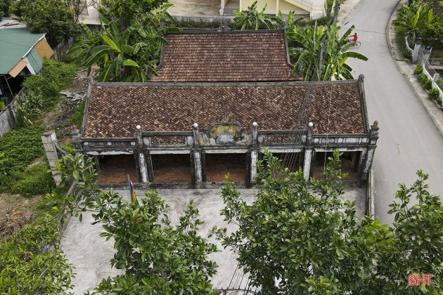 Đ&igrave;nh l&agrave;ng Trường Lưu x&acirc;y dựng v&agrave;o khoảng đầu thế kỷ 18, c&oacute; cấu tr&uacute;c chữ vương gồm 3 t&ograve;a: Thượng đ&igrave;nh, Trung đ&igrave;nh v&agrave; hạ đ&igrave;nh, c&aacute;c cấu kiện được chạm khắc tinh xảo phong c&aacute;ch thời Hậu L&ecirc;. Năm 2008, UBND tỉnh xếp hạng đ&igrave;nh l&agrave; di t&iacute;ch kiến tr&uacute;c nghệ thuật cấp tỉnh.
