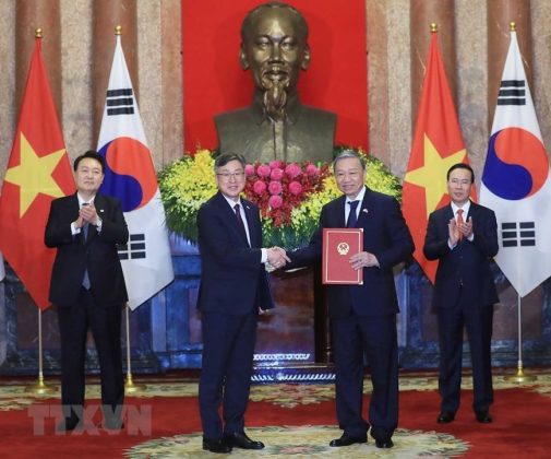 14 min 12 505x420 - Chủ tịch nước Võ Văn Thưởng và Tổng thống Hàn Quốc chứng kiến lễ trao đổi các văn kiện hợp tác