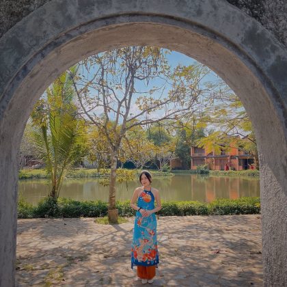Gh&eacute; thăm bảo t&agrave;ng n&agrave;y, du kh&aacute;ch sẽ c&oacute; những khung h&igrave;nh n&ecirc;n thơ, ho&agrave;i cổ với t&agrave; &aacute;o d&agrave;i.