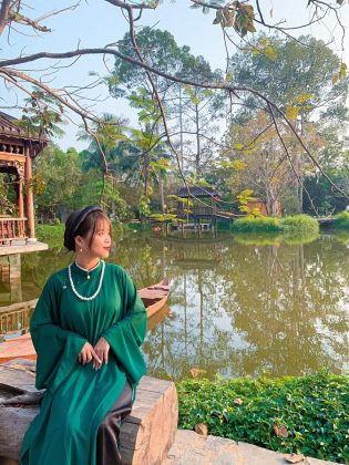 Gh&eacute; thăm bảo t&agrave;ng n&agrave;y, du kh&aacute;ch sẽ c&oacute; những khung h&igrave;nh n&ecirc;n thơ, ho&agrave;i cổ với t&agrave; &aacute;o d&agrave;i. 2