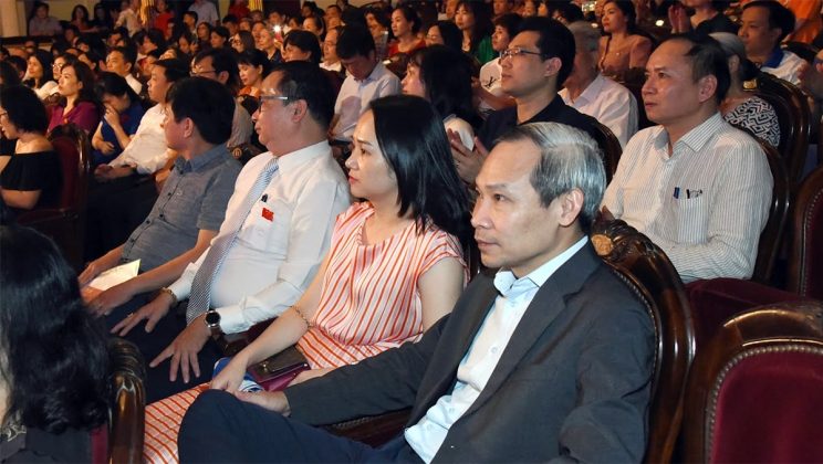15 min 744x420 - Chủ tịch Quốc hội dự chương trình 'Vinh quang Tổ quốc Việt Nam'