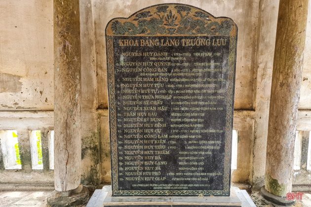 Đ&igrave;nh c&oacute; văn bia khắc t&ecirc;n 22 vị đỗ đạt khoa bảng của l&agrave;ng Trường Lưu.
