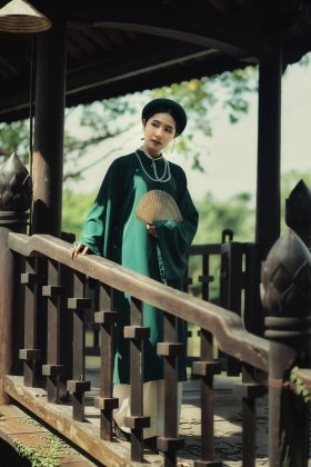 Gh&eacute; thăm bảo t&agrave;ng n&agrave;y, du kh&aacute;ch sẽ c&oacute; những khung h&igrave;nh n&ecirc;n thơ, ho&agrave;i cổ với t&agrave; &aacute;o d&agrave;i. 3