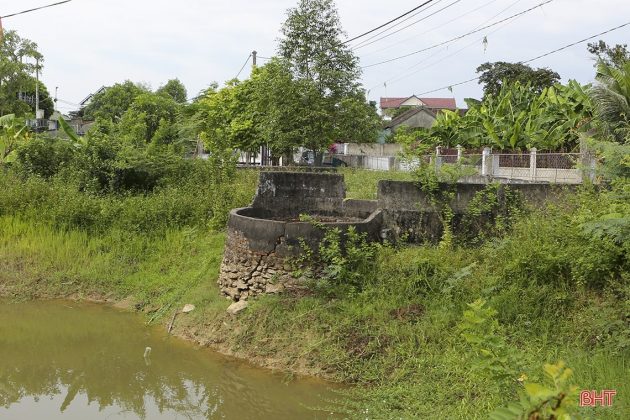 Năm 1783, Nguyễn Huy O&aacute;nh từ quyền Tham tụng (l&agrave; quyền điều h&agrave;nh ch&iacute;nh sự) về tại qu&ecirc; nh&agrave;, th&agrave;nh lập Thư viện Ph&uacute;c Giang v&agrave; mở trường dạy học gọi l&agrave; Trường Lưu học hiệu. Nơi đ&acirc;y đ&atilde; c&oacute; h&agrave;ng ngh&igrave;n sỹ tử từ Thăng Long cho đến c&aacute;c xứ Ch&acirc;u Hoan theo học v&agrave; đỗ đạt cao trong c&aacute;c kỳ khoa bảng. Trong ảnh: Giếng cổ trong Trường học Ph&uacute;c Giang xưa.