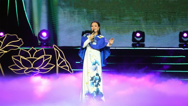 Ca sĩ T&acirc;n Nh&agrave;n biểu diễn tại Chương tr&igrave;nh