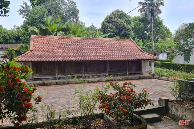 Nh&agrave; cổ Nguyễn Huy Thản (1819-?) được &ocirc;ng x&acirc;y dựng v&agrave;o thời vua Minh Mạng, nhằm để thờ cha &ocirc;ng Nguyễn Huy Vinh (1770 - 1818). Đ&acirc;y l&agrave; một trong 10 ng&ocirc;i nh&agrave; cổ ở Trường Lưu c&ograve;n lưu giữ nhiều di sản H&aacute;n N&ocirc;m như ho&agrave;nh phi, c&acirc;u đối. Nh&agrave; cổ Nguyễn Huy Thản được c&ocirc;ng nhận l&agrave; di t&iacute;ch cấp tỉnh năm 2021.