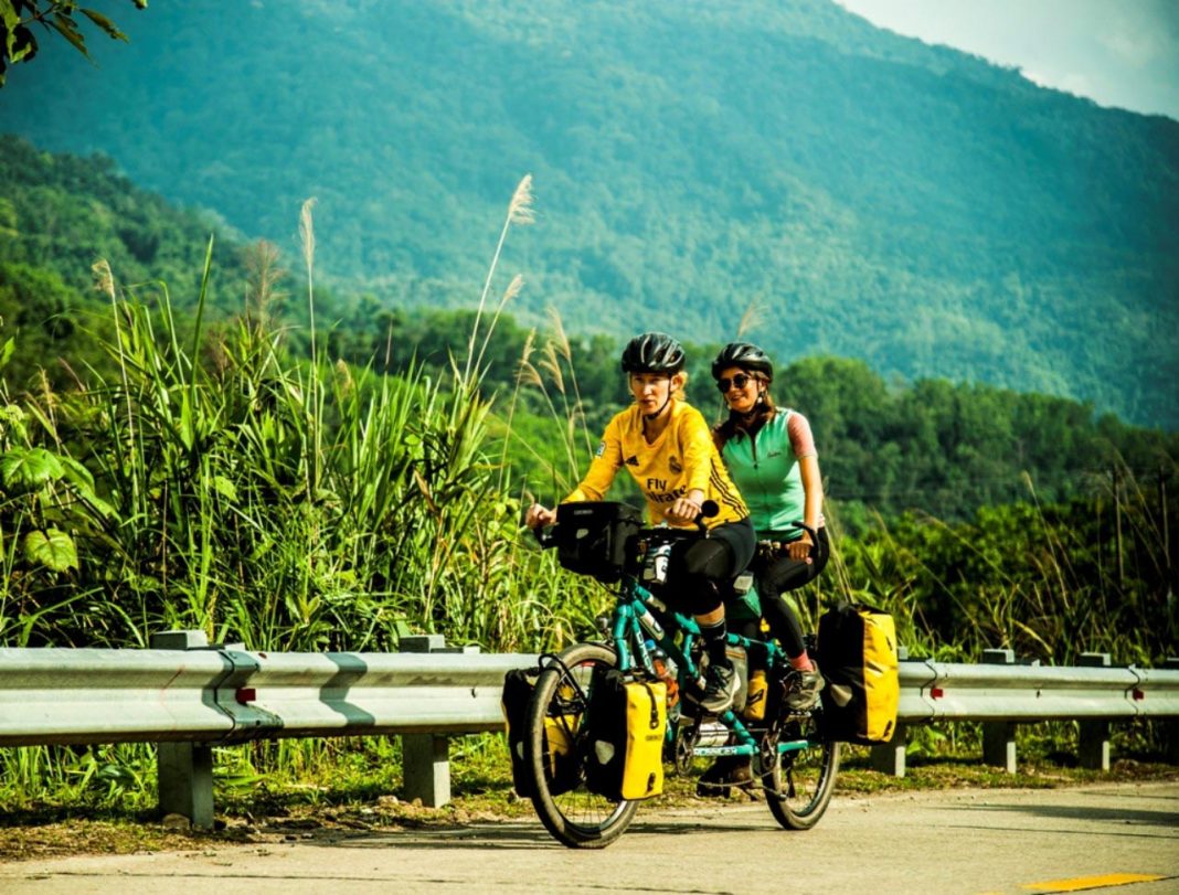 Du kh&aacute;ch nước ngo&agrave;i cũng như trong nước thường xuy&ecirc;n kh&aacute;m ph&aacute; tuyến đường n&agrave;y. Ảnh: Huy Đằng