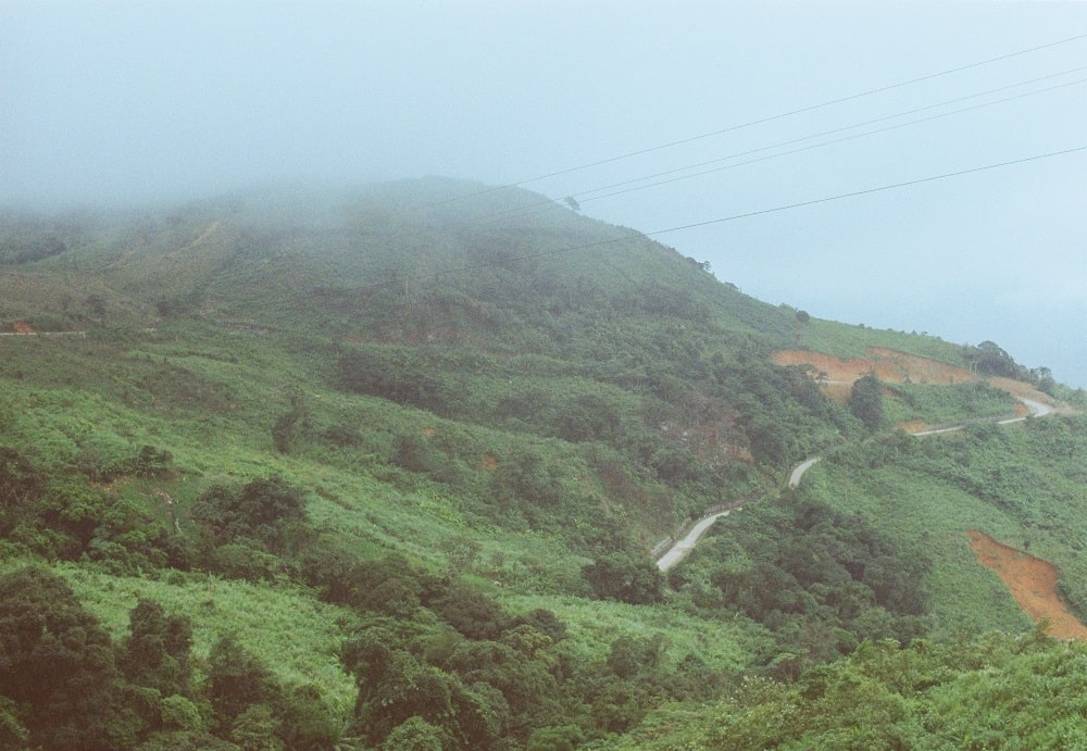 Do nằm ở độ cao gần 1.400km so với mặt nước biển, dọc suốt đoạn đường quanh co này là mây phủ trắng xóa, khiến cảnh quan nơi đây luôn huyền ảo. Cũng bởi thế mà đèo được đặt tên là Sa Mù. Do nằm ở độ cao gần 1.400km so với mặt nước biển, dọc suốt đoạn đường quanh co này là mây phủ trắng xóa, khiến cảnh quan nơi đây luôn huyền ảo. Cũng bởi thế mà đèo được đặt tên là Sa Mù.