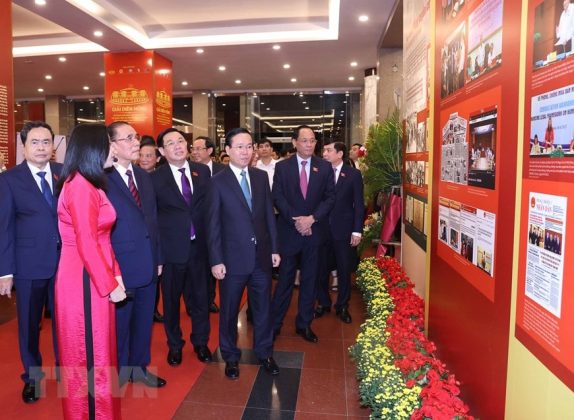 Chủ tịch nước V&otilde; Văn Thưởng, Chủ tịch Quốc hội Vương Đ&igrave;nh Huệ v&agrave; c&aacute;c đại biểu tham quan Triển l&atilde;m "B&aacute;o ch&iacute; với hoạt động của Quốc hội, Hội đồng Nh&acirc;n d&acirc;n v&agrave; Khoảnh khắc Di&ecirc;n Hồng".