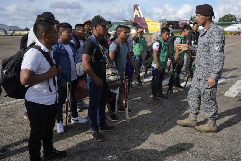 Tướng Pedro Sanchez chào đón những người bản địa tình nguyện tại sân bay ở San Jose del Guaviare, Colombia, hôm 21/5 khi họ đến giúp tìm kiếm bốn đứa trẻ mất tích.