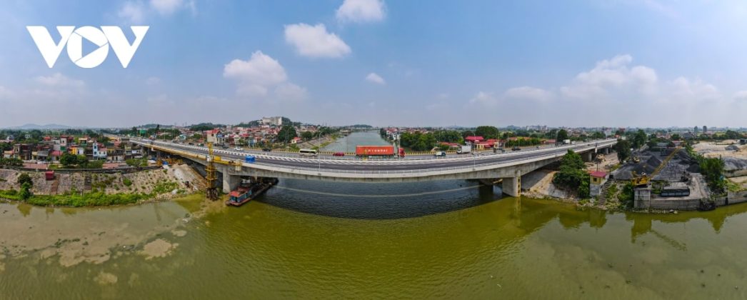 Dự &aacute;n gồm phần cầu v&agrave; đường dẫn hai b&ecirc;n, c&oacute; chiều d&agrave;i 1,32km. Điểm đầu cầu thuộc x&atilde; Quang Ch&acirc;u (Việt Y&ecirc;n, Bắc Giang) v&agrave; điểm cuối thuộc phường Đ&aacute;p Cầu (TP Bắc Ninh), dự &aacute;n thuộc tuyến cao tốc H&agrave; Nội - Bắc Giang.