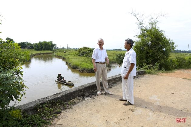 S&ocirc;ng Ph&uacute;c Giang xưa c&oacute; chiều rộng khoảng 20m, gắn với giai thoại vua Hồ Qu&yacute; Ly từng đem thủy qu&acirc;n đến tập trận tại đ&acirc;y. T&ecirc;n con s&ocirc;ng cũng được Th&aacute;m hoa Nguyễn Huy O&aacute;nh d&ugrave;ng để đặt t&ecirc;n cho thư viện do &ocirc;ng s&aacute;ng lập: Thư viện Ph&uacute;c Giang. Hiện nay, con s&ocirc;ng đ&atilde; bị bồi lấp n&ecirc;n thu hẹp dần. Trong ảnh: Tiến sỹ Nguyễn Huy Mỹ (b&ecirc;n tr&aacute;i) v&agrave; người d&acirc;n l&agrave;ng Trường Lưu b&ecirc;n cầu Quan bắc qua s&ocirc;ng Ph&uacute;c Giang.