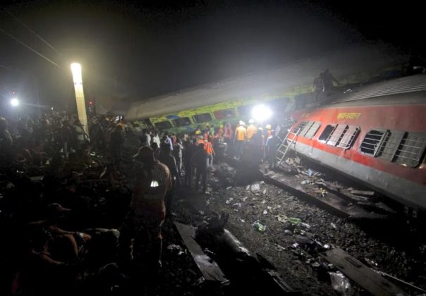 2 min 5 604x420 - Hiện trường vụ tai nạn đường sắt thảm khốc ở Ấn Độ