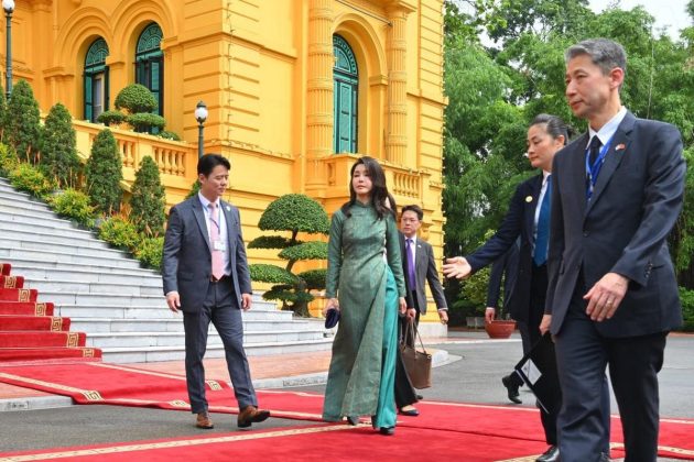 Phu nh&acirc;n Kim Keon-hee trong chiếc &aacute;o d&agrave;i m&agrave;u xanh lục. (Ảnh: Như &Yacute;)
