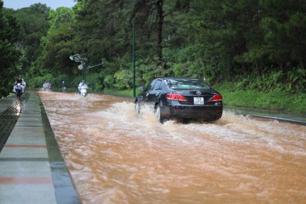 Trong đ&oacute;, nhiều đoạn trũng thuộc đường Trần Quốc Toản quanh hồ Xu&acirc;n Hương bị nước bao v&acirc;y