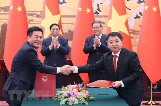 Thủ tướng Phạm Minh Ch&iacute;nh v&agrave; Thủ tướng Trung Quốc L&yacute; Cường chứng kiến Lễ k&yacute; Bản ghi nhớ giữa Bộ C&ocirc;ng Thương Việt Nam v&agrave; Tổng Cục Quản l&yacute; Gi&aacute;m s&aacute;t Thị trường Trung Quốc.