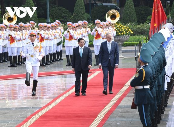 2 min 8 575x420 - Thủ tướng Phạm Minh Chính chủ trì lễ đón chính thức Thủ tướng Australia