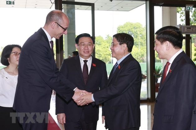Chủ tịch Quốc hội Vương Đ&igrave;nh Huệ giới thiệu c&aacute;c th&agrave;nh vi&ecirc;n Đo&agrave;n đại biểu Quốc hội Việt Nam với Chủ tịch Hội đồng Quốc gia Thụy Sĩ Martin Candinas tại lễ đ&oacute;n.