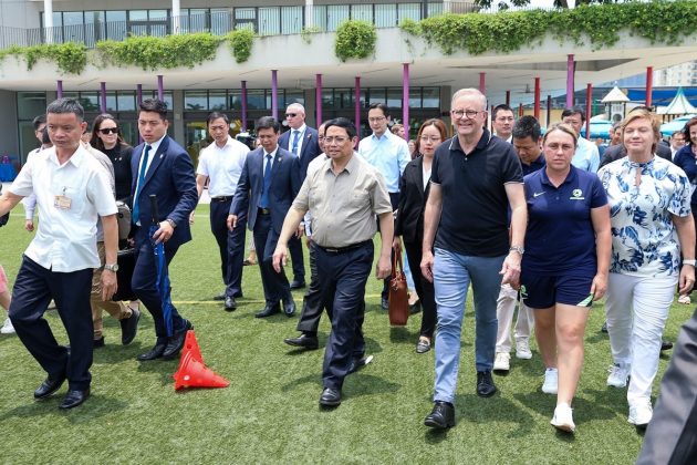 Thủ tướng Phạm Minh Ch&iacute;nh c&ugrave;ng Thủ tướng Australia Anthony Albanese ra s&acirc;n giao lưu với hai đội b&oacute;ng.