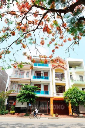Kiến tr&uacute;c đ&ocirc; thị tương đối h&agrave;i h&ograve;a với cảnh quan