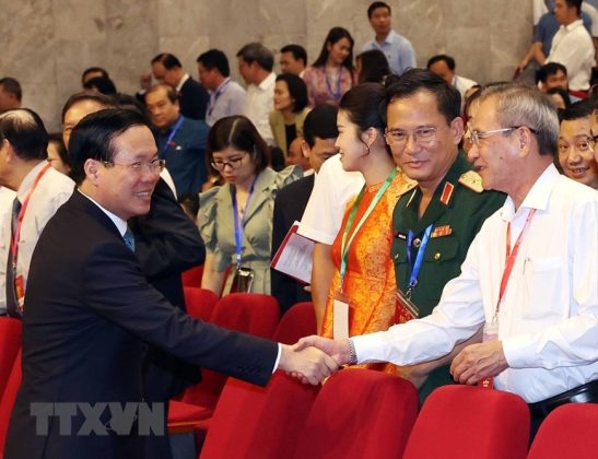 Chủ tịch nước V&otilde; Văn Thưởng với đại biểu tham dự Lễ trao giải Di&ecirc;n Hồng lần thứ nhất.