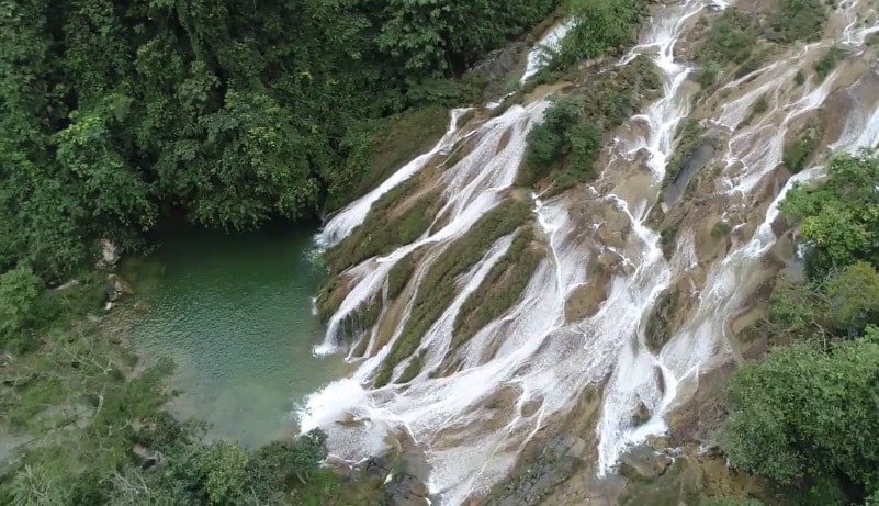 Ba tầng thác lớn cùng lúc đổ nước thẳng đứng từ độ cao hàng chục mét và nhiều thác nhỏ xung quanh.