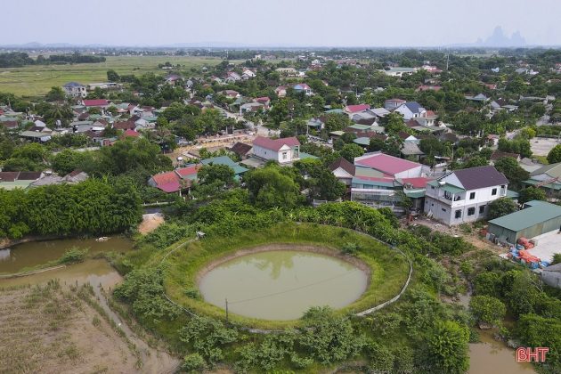 Nằm b&ecirc;n s&ocirc;ng Ph&uacute;c Giang, c&aacute;ch cổng l&agrave;ng chừng 300m l&agrave; giếng Ngọc c&oacute; tuổi đời h&agrave;ng trăm năm, giếng nước nổi tiếng m&aacute;t ngọt, được d&ugrave;ng để ăn uống, sinh hoạt cho người d&acirc;n Trường Lưu. Tương truyền, b&agrave; Phan Thị Trừu (mẹ của Th&aacute;m hoa Nguyễn Huy O&aacute;nh) trong một lần đi g&aacute;nh nước đ&ecirc;m, bất chợt thấy sao chiếu v&agrave;o th&ugrave;ng nước s&aacute;ng rực. B&agrave; về kể với chồng v&agrave; uống hết nước trong th&ugrave;ng, sau đ&oacute; b&agrave; c&oacute; thai v&agrave; sinh ra Nguyễn Huy O&aacute;nh, một người t&agrave;i năng lỗi lạc sau n&agrave;y.