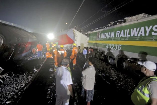 3 min 5 630x420 - Hiện trường vụ tai nạn đường sắt thảm khốc ở Ấn Độ