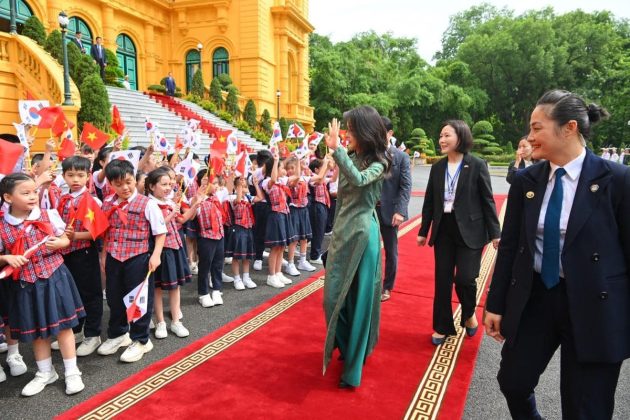 Phu nh&acirc;n Kim Keon-hee vẫy ch&agrave;o c&aacute;c em nhỏ tham dự lễ đ&oacute;n. (Ảnh: Như &Yacute;)