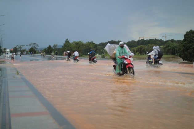 Nước ngập c&oacute; m&agrave;u đỏ quạch được người d&acirc;n nhận định l&agrave; từ c&ocirc;ng trường một số dự &aacute;n quanh hồ đổ ra n&ecirc;n lẫn lộn nhiều đất, c&aacute;t x&acirc;y dựng.