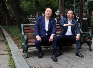 Chủ tịch nước và Tổng thống Hàn Quốc cùng hai phu nhân ăn sáng, dạo phố đi bộ