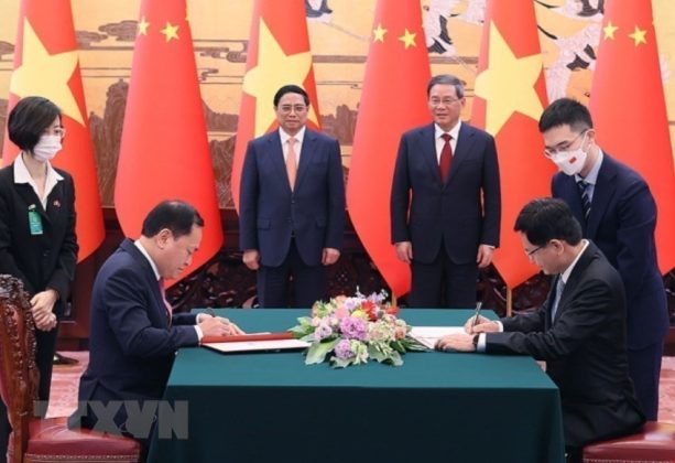 Thủ tướng Phạm Minh Ch&iacute;nh v&agrave; Thủ tướng Trung Quốc L&yacute; Cường chứng kiến Lễ k&yacute; Thỏa thuận khung về c&ugrave;ng th&uacute;c đẩy x&acirc;y dựng cửa khẩu th&ocirc;ng minh giữa Ủy ban Nh&acirc;n d&acirc;n tỉnh Lạng Sơn v&agrave; Ch&iacute;nh quyền Khu tự trị D&acirc;n tộc Choang, Quảng T&acirc;y (Trung Quốc).