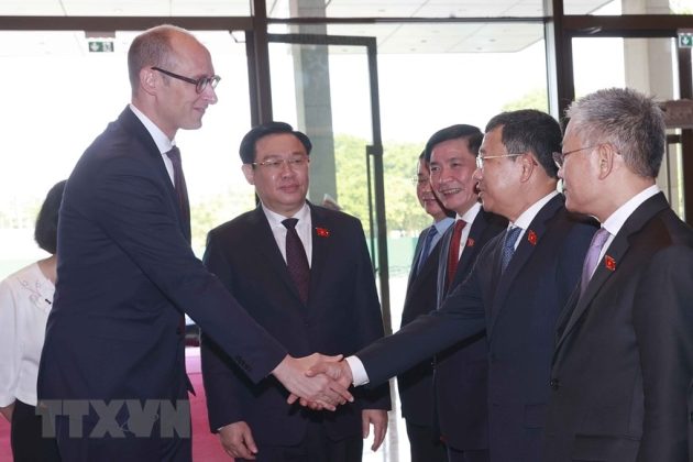 Chủ tịch Quốc hội Vương Đ&igrave;nh Huệ giới thiệu c&aacute;c th&agrave;nh vi&ecirc;n Đo&agrave;n đại biểu Quốc hội Việt Nam với Chủ tịch Hội đồng Quốc gia Thụy Sĩ Martin Candinas tại lễ đ&oacute;n.