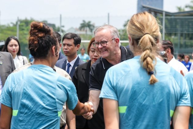 Thủ tướng Anthony Albanese gặp c&aacute;c tuyển thủ đội b&oacute;ng nữ U20 Australia.