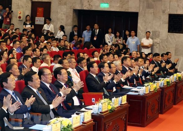 Chủ tịch nước V&otilde; Văn Thưởng, Chủ tịch Quốc hội Vương Đ&igrave;nh Huệ v&agrave; c&aacute;c đại biểu tham dự Lễ trao giải Di&ecirc;n Hồng lần thứ nhất.