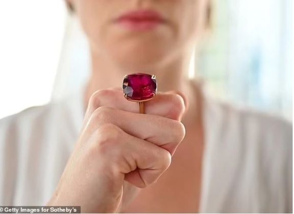 Estrela de Fura đ&atilde; x&aacute;c lập mức gi&aacute; kỷ lục 34,8 triệu USD (gần 817 tỷ đồng) (Ảnh: Daily Mail).