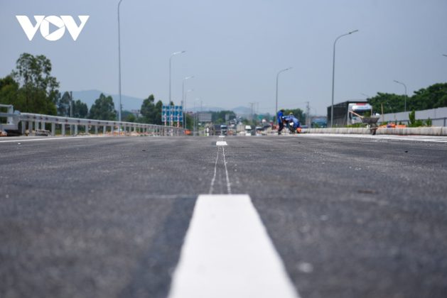 Hầu hết tuyến đường đ&atilde; được trải nhựa, lắp đặt hệ thống chiếu s&aacute;ng, biển b&aacute;o